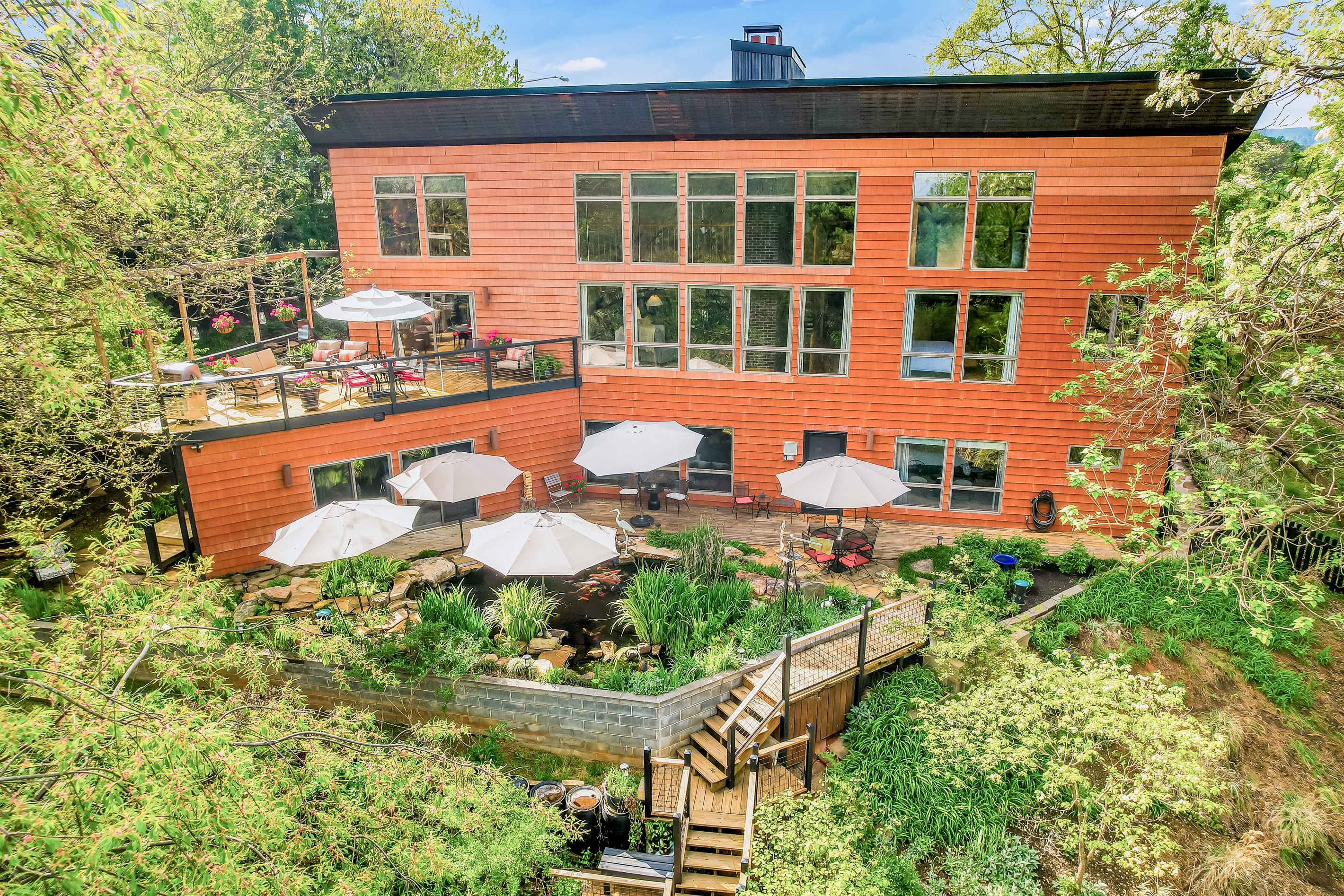 Hilltop Oasis! Is this Abingdon, VA?  Enjoy being in-town and close to everything but truly an experience of being a world away!