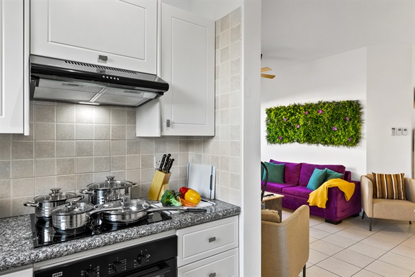 Stainless steel cookware on the electric hob