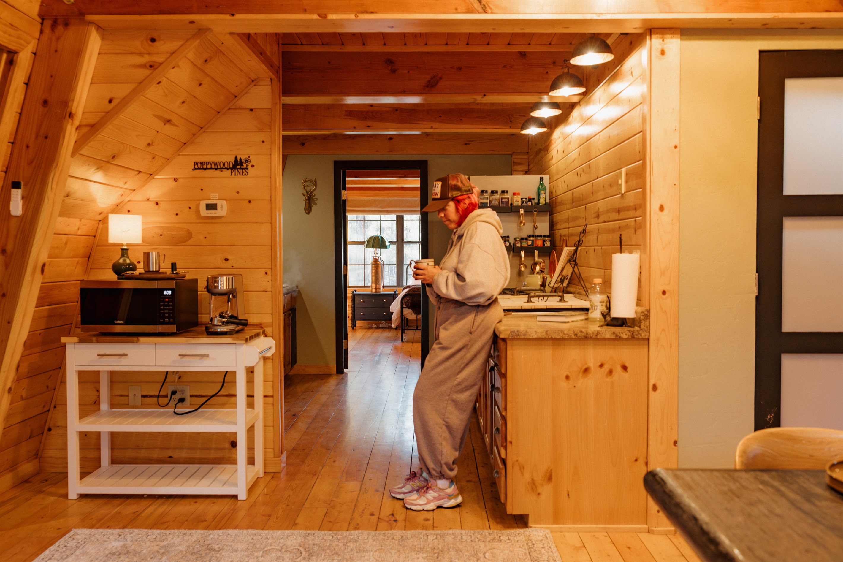 The open-concept kitchen at Poppywood Pines features granite countertops and all cooking essentials. This gothic western Show Low A-frame offers comfortable space for preparing meals, perfect for cozy mornings before exploring White Mountains hiking and fi