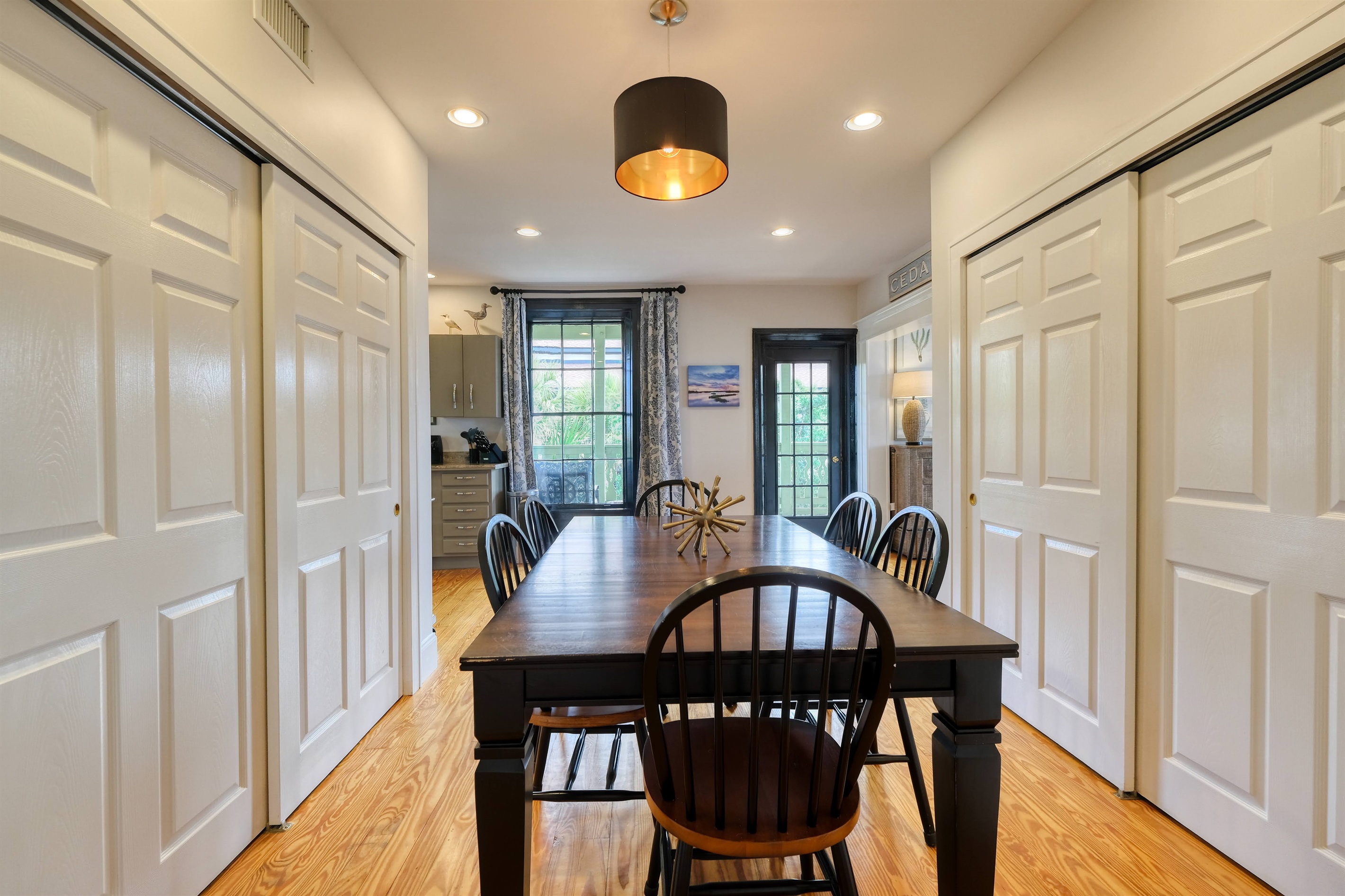 Dining Area with seating for 6!