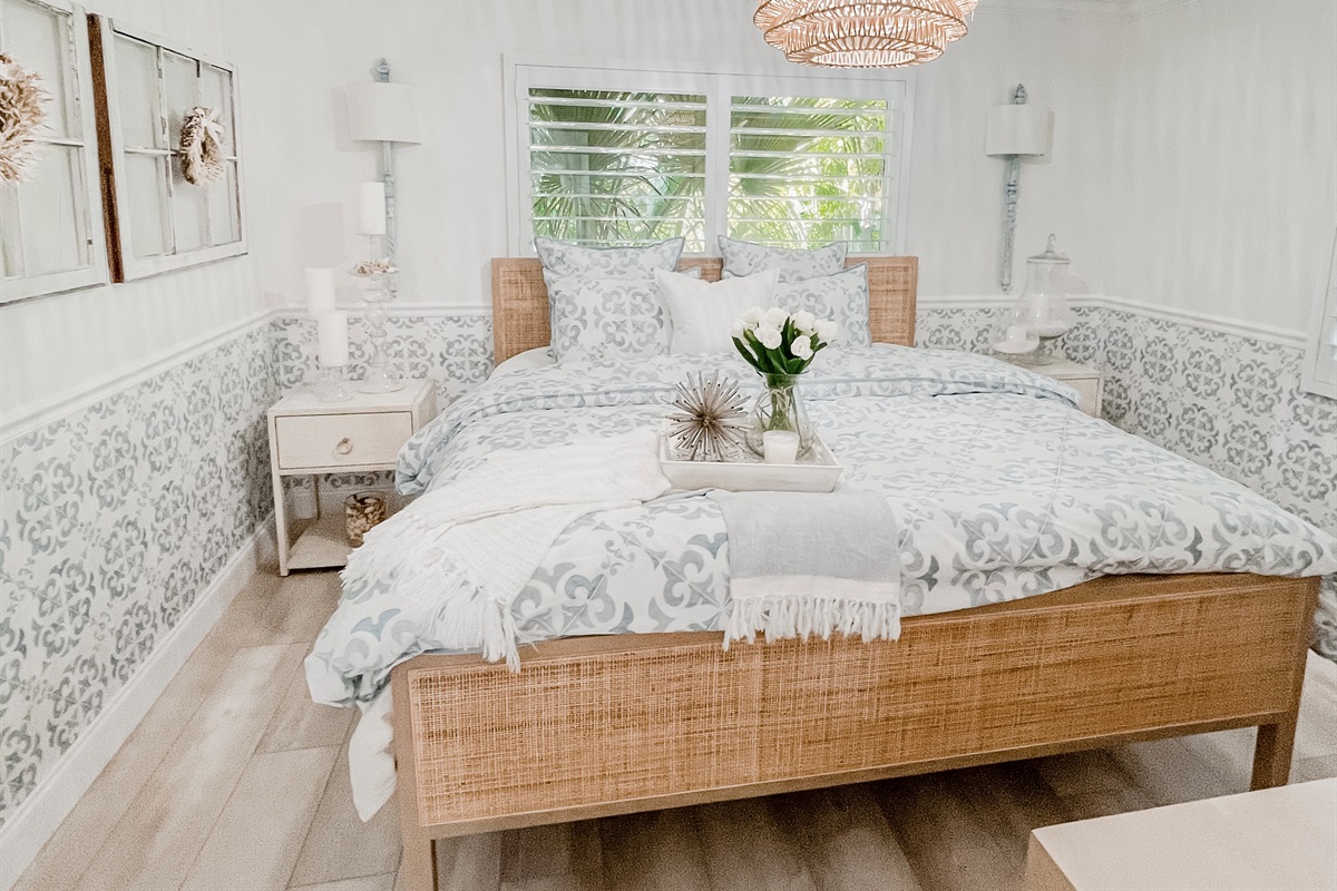 A room that combines simplicity with comfort.