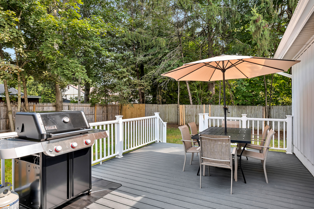 Deck – Outdoor Dining & Grill