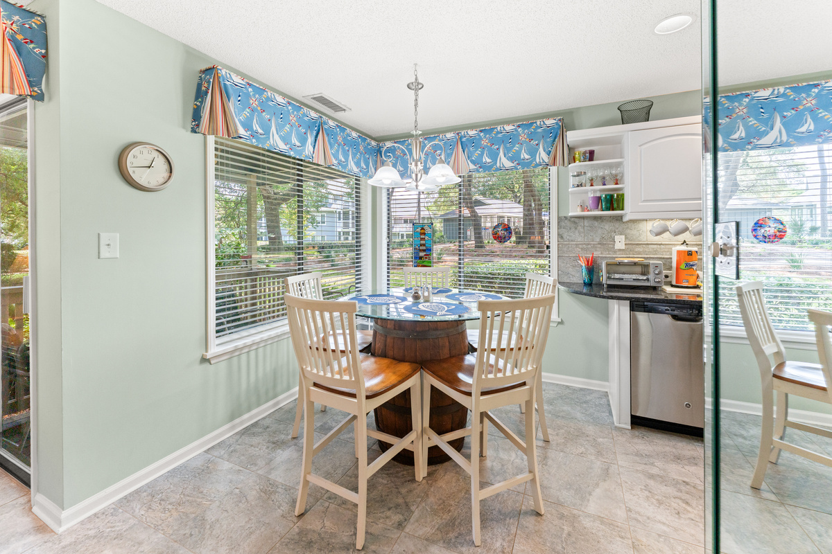Dining Area seating for 4