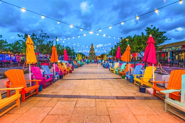 Vibrant nightlife, restaurants, and entertainment near Las Olas