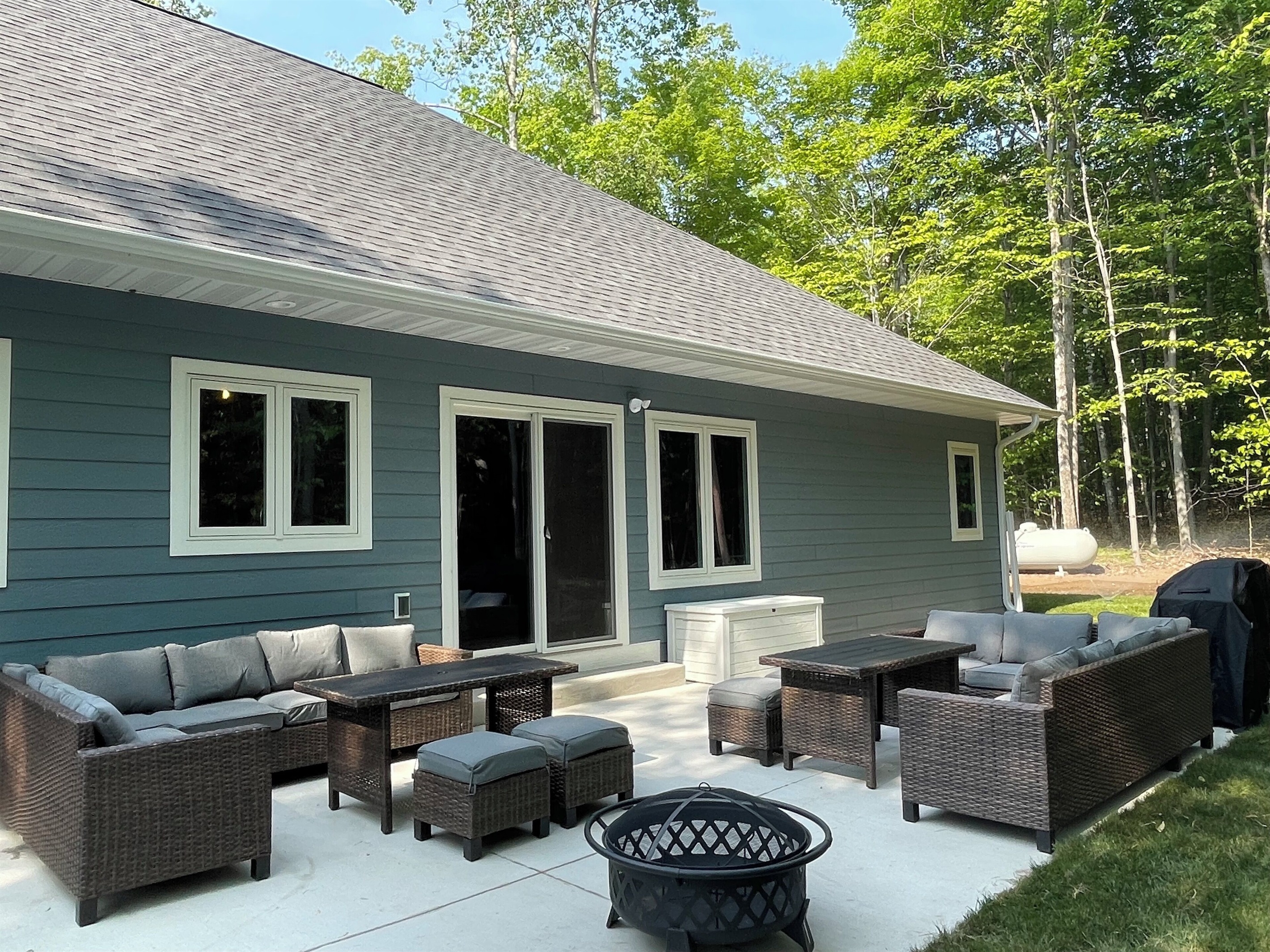 House 2 - outdoor seating and gas grill