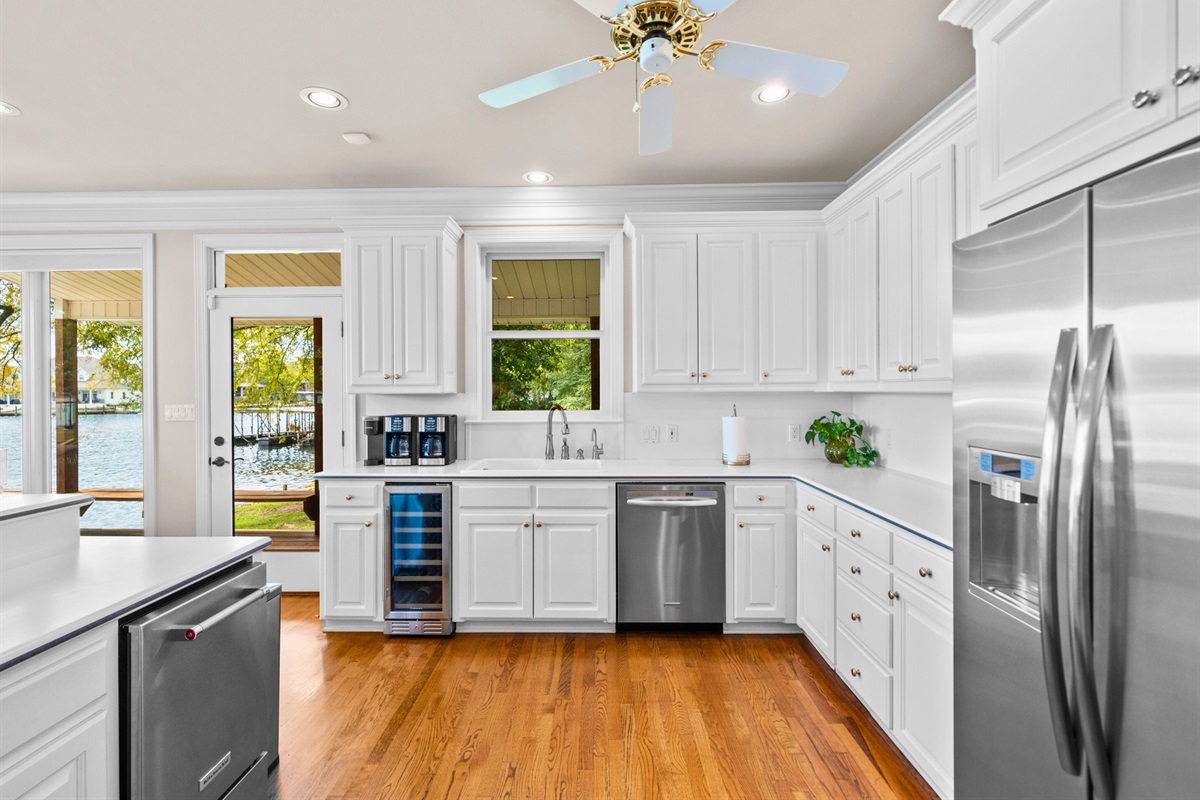 Fully equipped and flooded with light, the kitchen is ready for anything from coffee to cocktails.