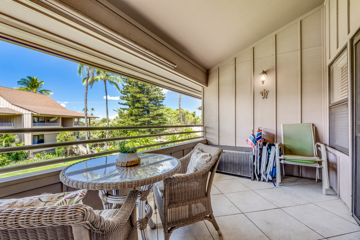 Spacious private lanai for morning coffee, evening sunsets, ocean breezes and birdsongs!
