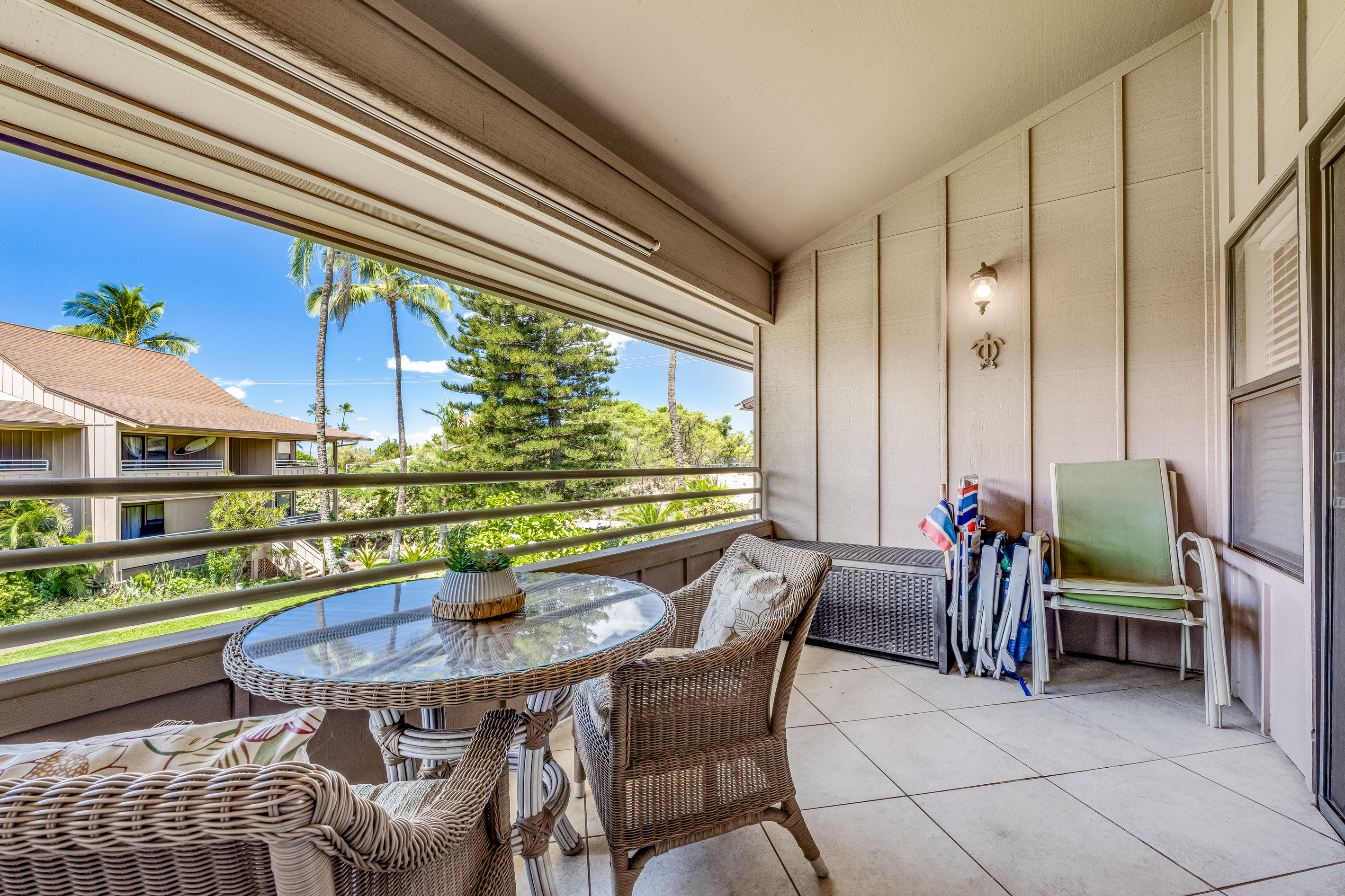 Spacious private lanai for morning coffee, evening sunsets, ocean breezes and birdsongs!