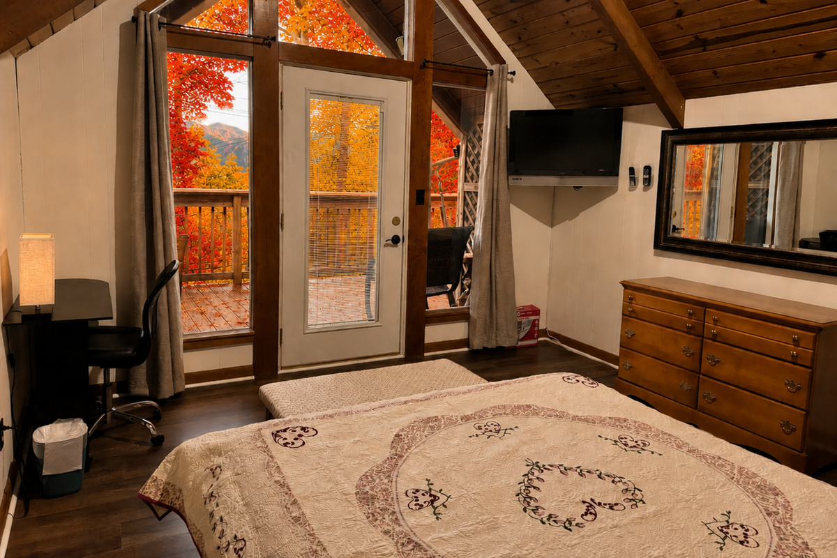 FALL QUEEN UPSTAIRS BR WITH VIEW & UPPER DECK