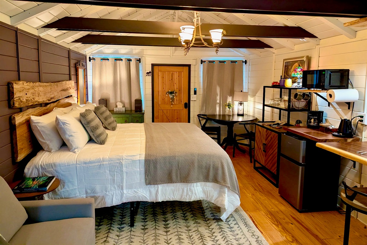 Comfortable Mountain Cabin with King Bed