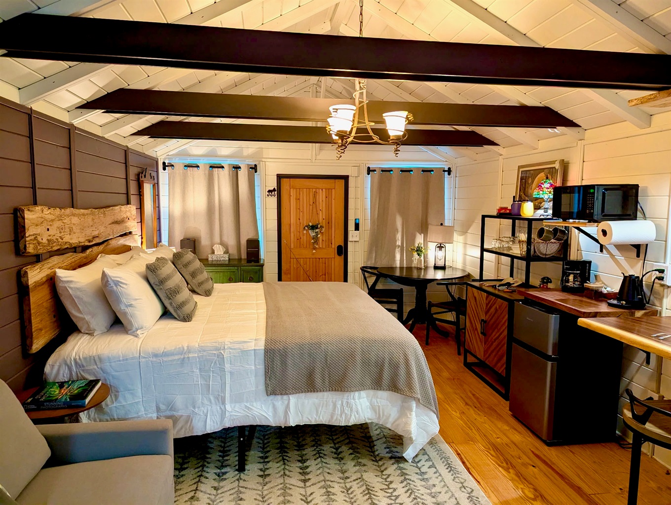 Comfortable Mountain Cabin with King Bed