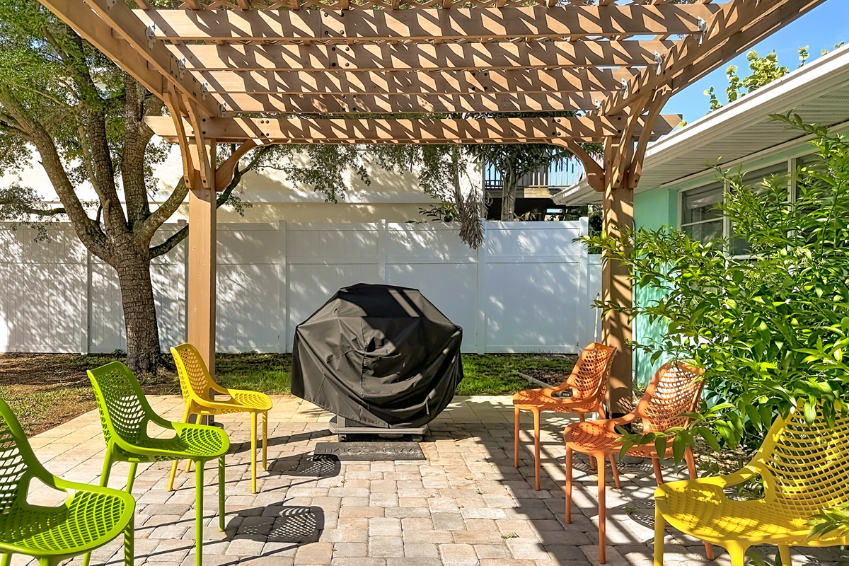 Enjoy your BBQ right by the poolside. 
