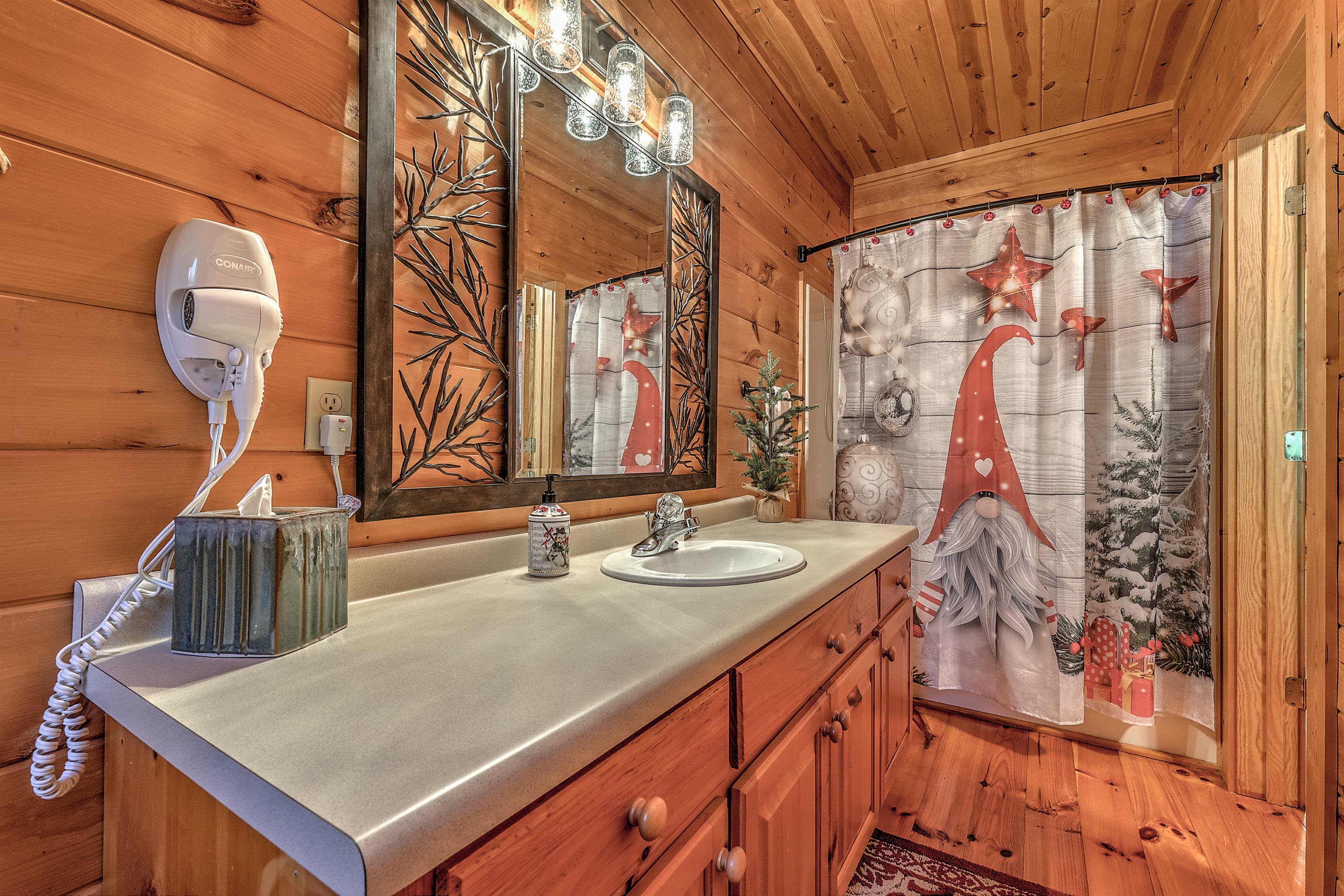 Private Bath, Upper, Gnome Room