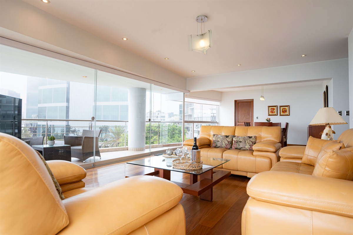 Spacious living room / Amplia sala de estar