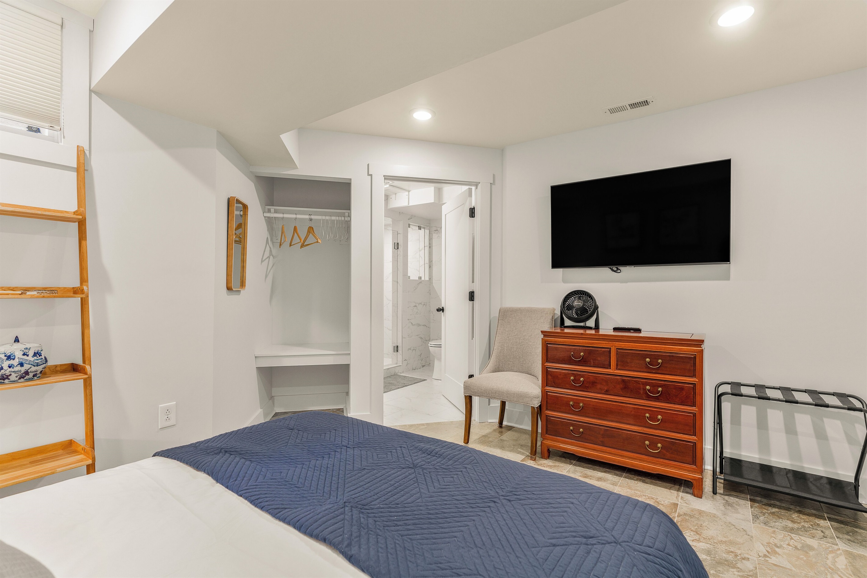 Ensuite bathroom to BR7
BR8: Queen bedroom with ensuite bathroom, downstairs

