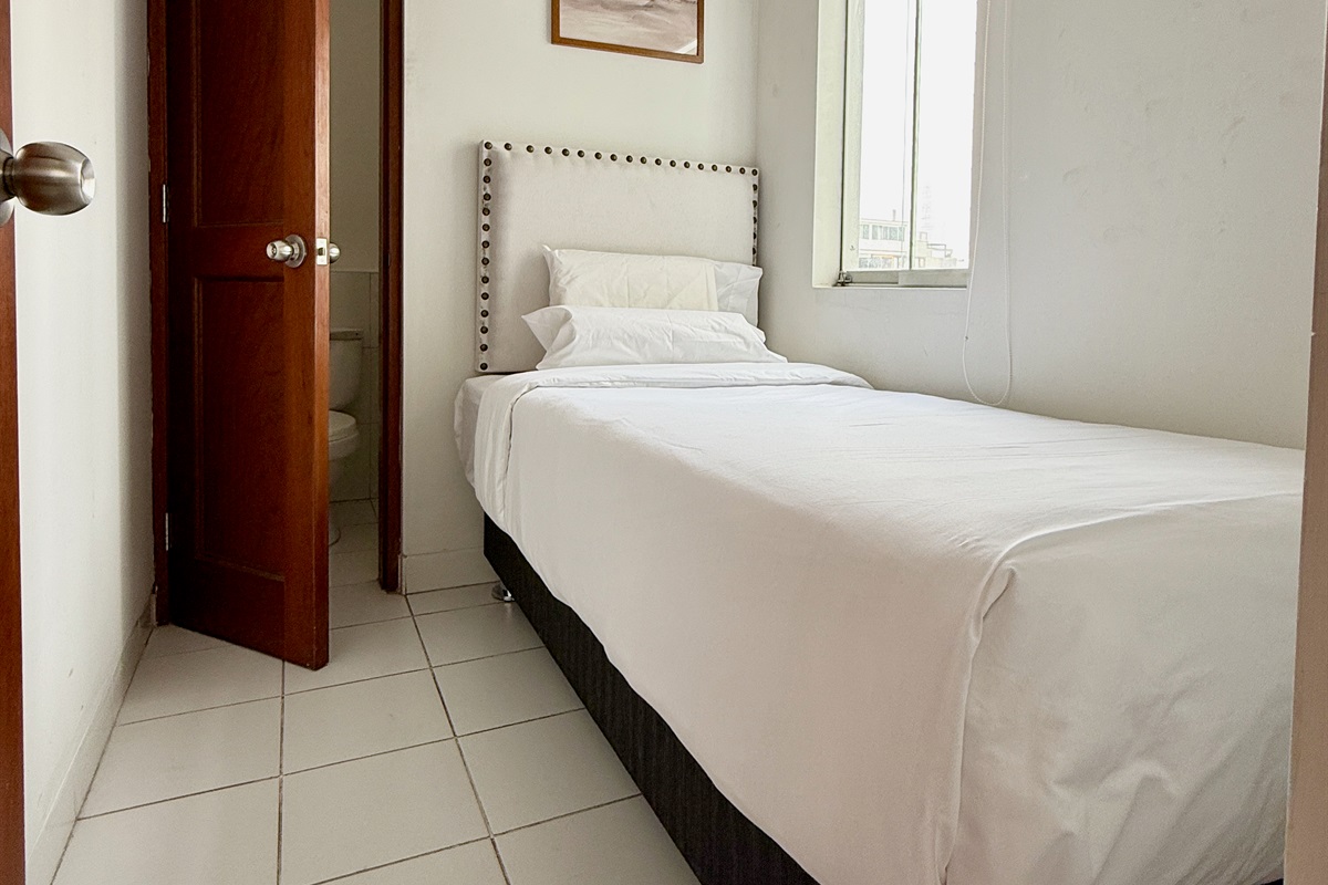 Fourth bedroom (very small by the laundry room) with single bed. Simple and private  /  Dormitorio cuarto (muy pequeño, está al costado de la lavanderia) con cama simple. Simple y privado