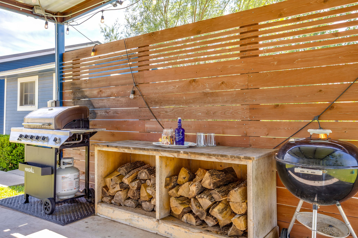 Outdoor covered patio with gas grill, charcoal grill and lots of seating
