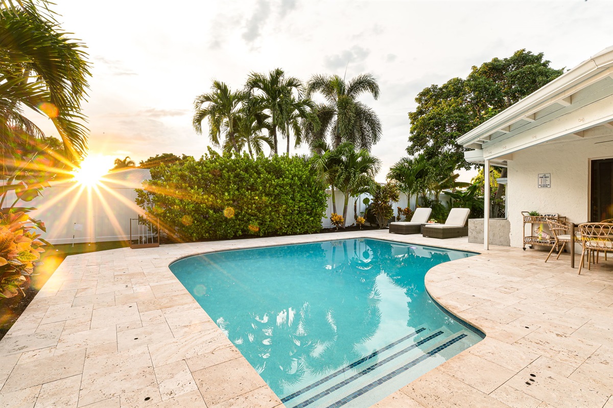 Enjoy your morning coffee on the patio, lounge poolside on chic sunbeds, or dine al fresco under the covered terrace. Perfect for couples, families, or anyone seeking a relaxing tropical escape. 🌴☀️💦