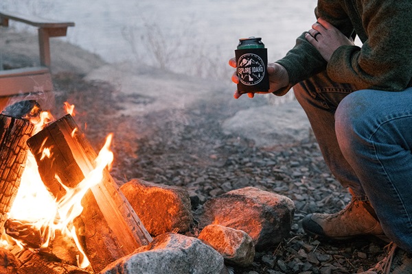 Perfect setting Enjoy a lakeside bonfire and relax under the stars.