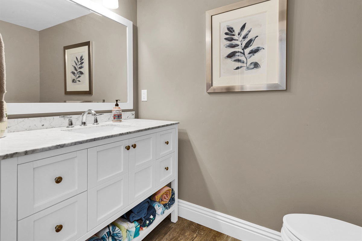 Spacious bathroom with plenty of counter space