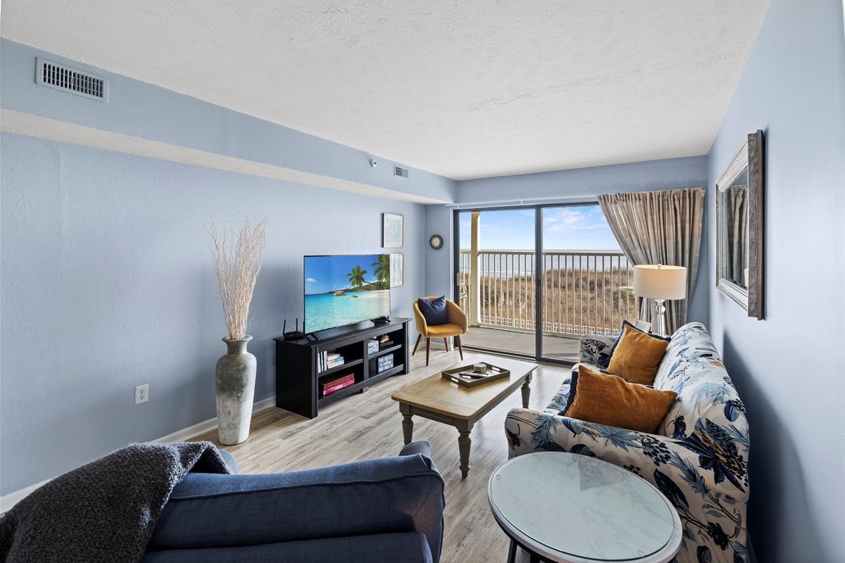 Oceanfront Livingroom with access to the balcony