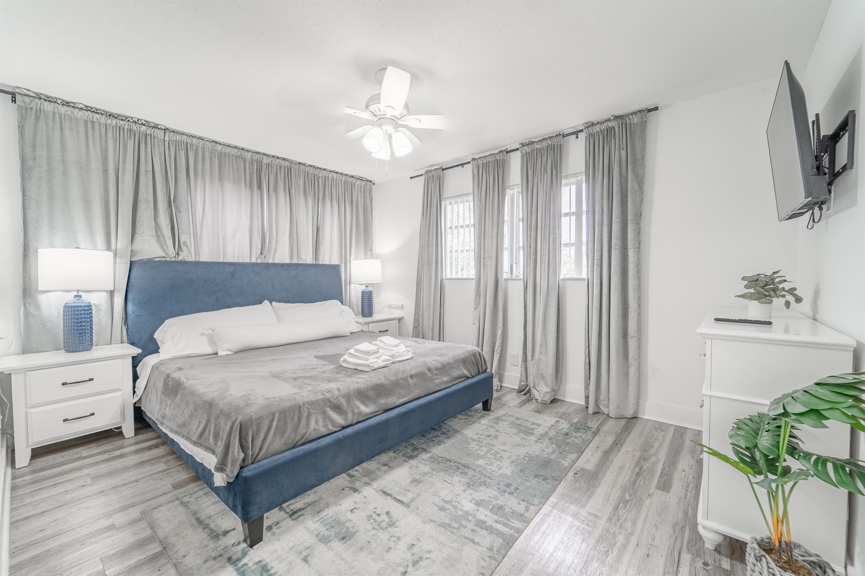 2 BD Condo - Sleeps 4 - Palm Wave Stays 3