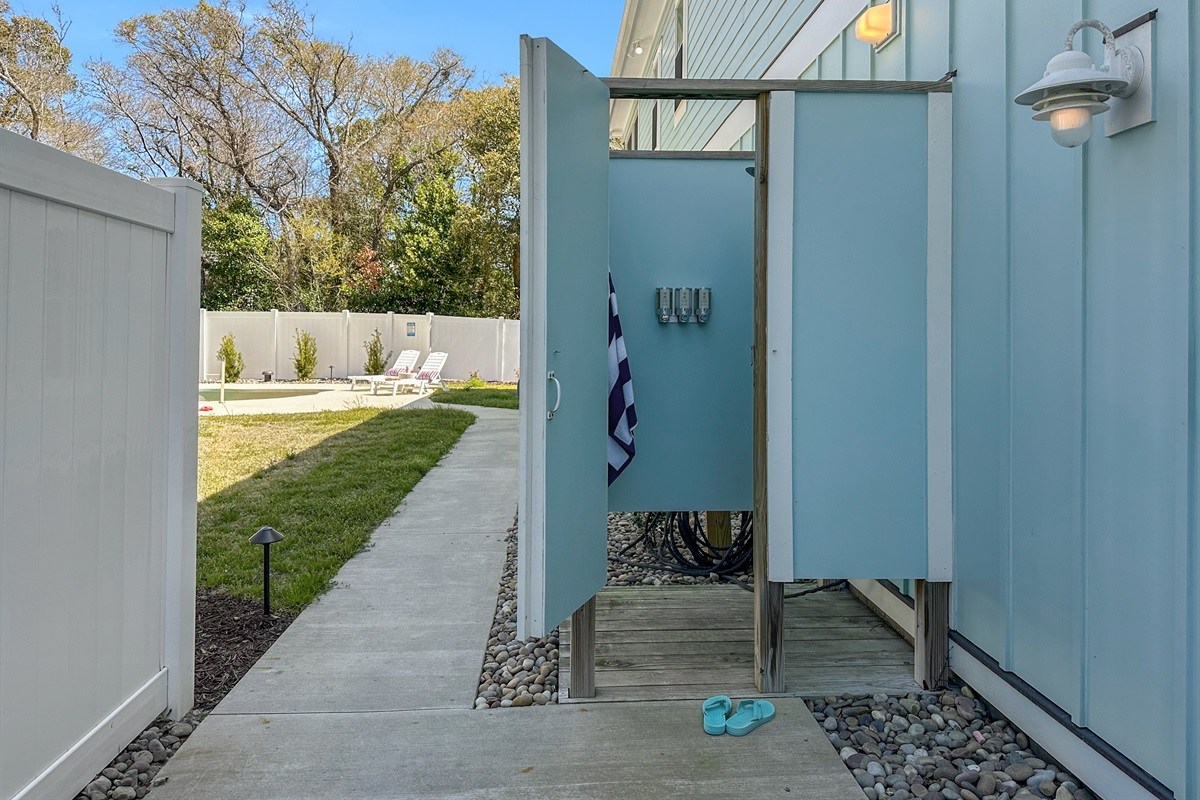 There’s a convenient outdoor shower here just outside the indoor gym.