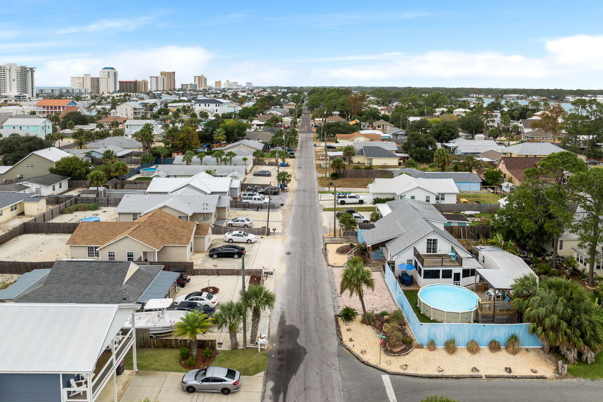 Aerial, street view, dual-water proximity
