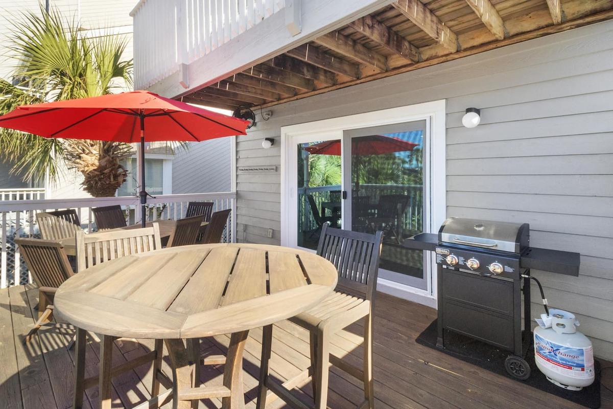 Fire up the gas grill on the main deck and cook with a Gulf view &mdash; this is what a summer dinner should feel like.	