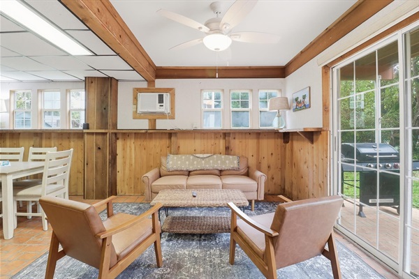 Game room - Seating area