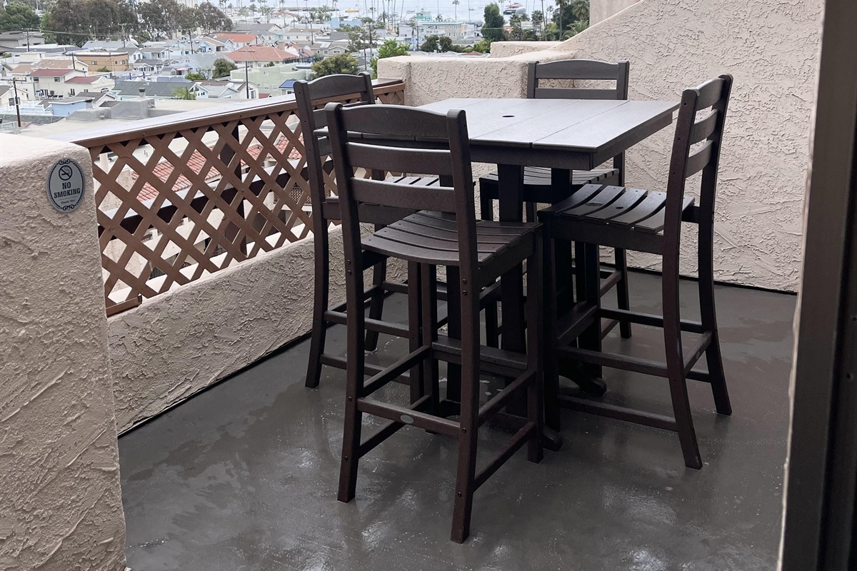 Main deck off living room with BBQ and views of most of the town of Avalon as well of the Harbor and Casino. Greta for 4th of July fireworks!