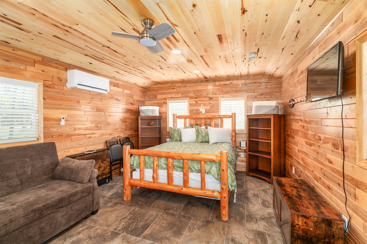 Pine Cabin - Queen Bed