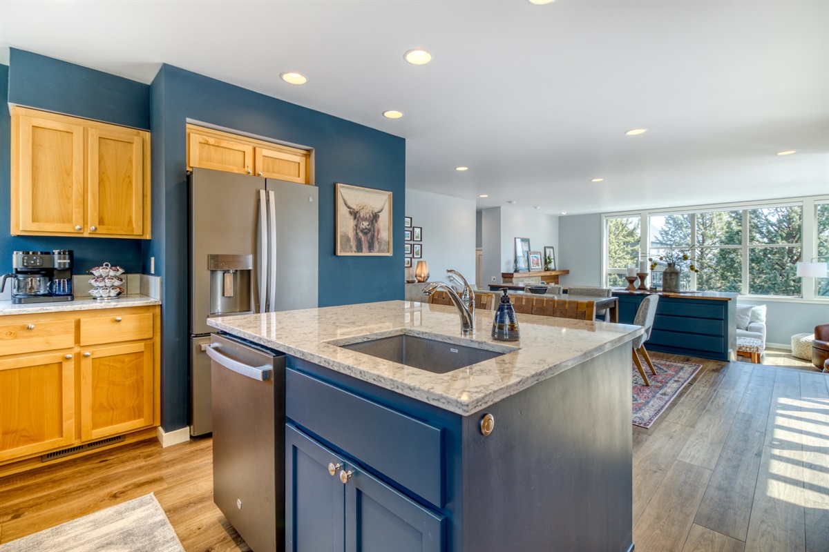 Room to relax and roam. 🌿🏡
A spacious open-concept layout with plenty of light and stunning views.