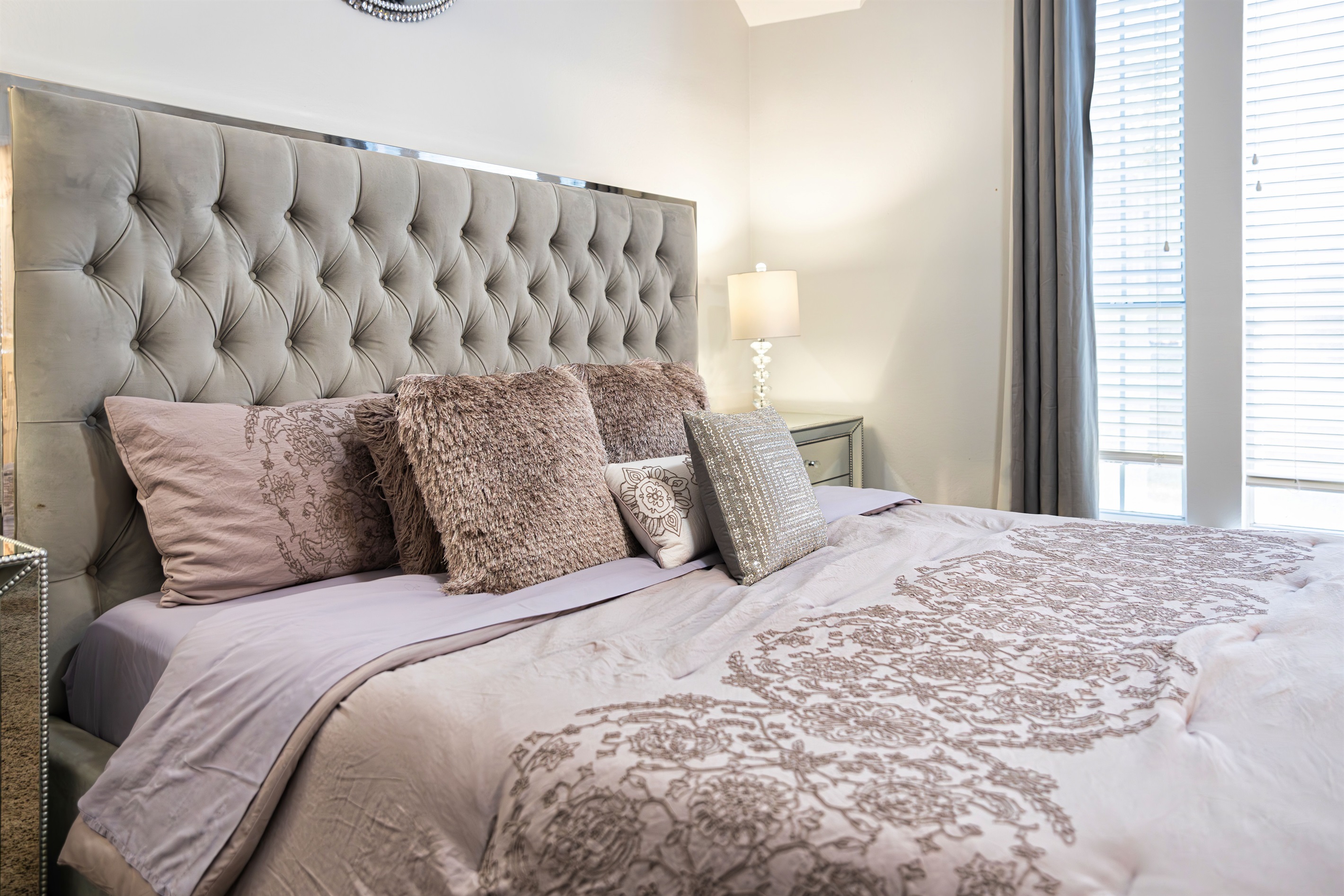 King Size Bed with Egyptian Cotton Sheets 