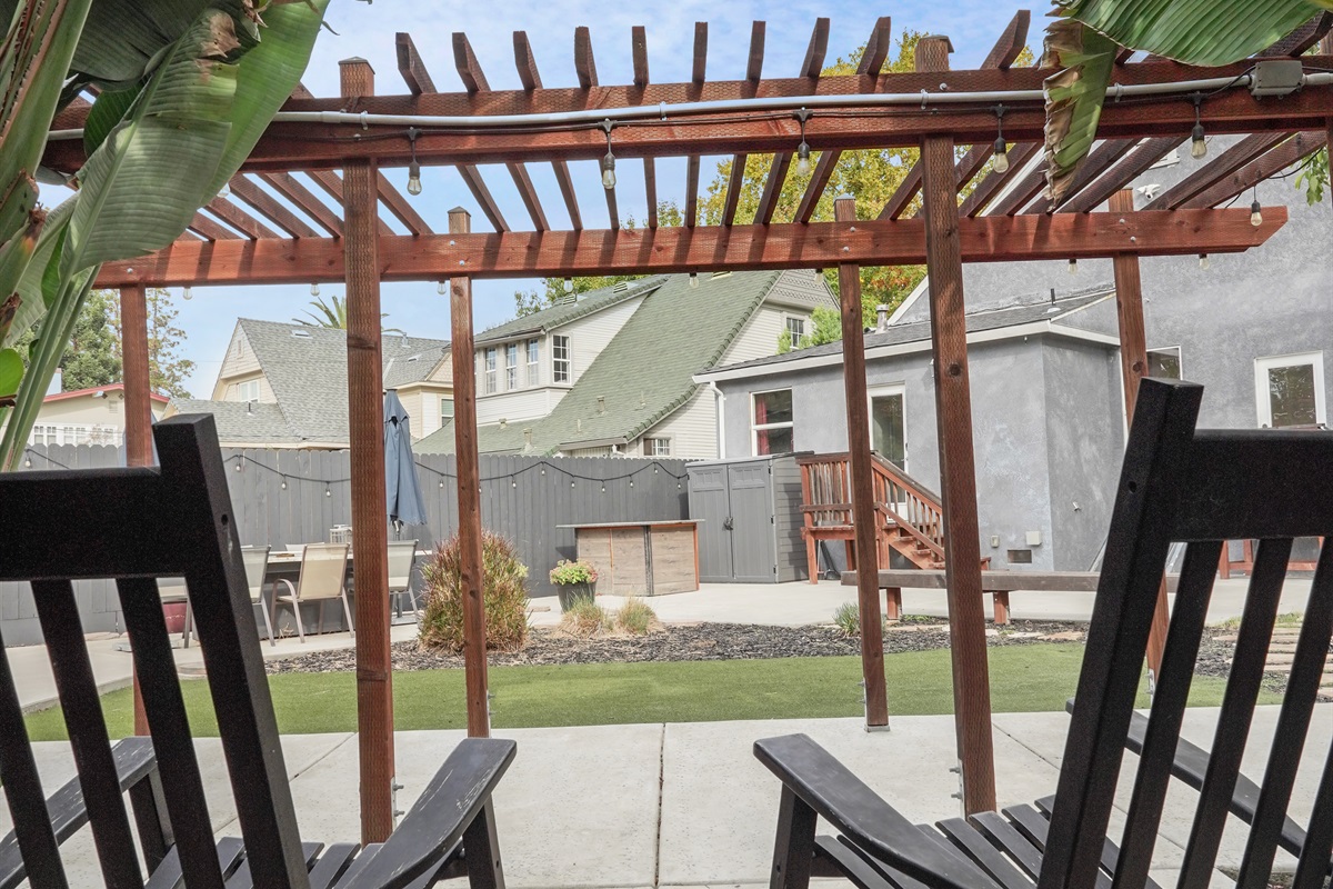 Relax in the large backyard with a cup of coffee in the morning or a glass of wine in the evening!