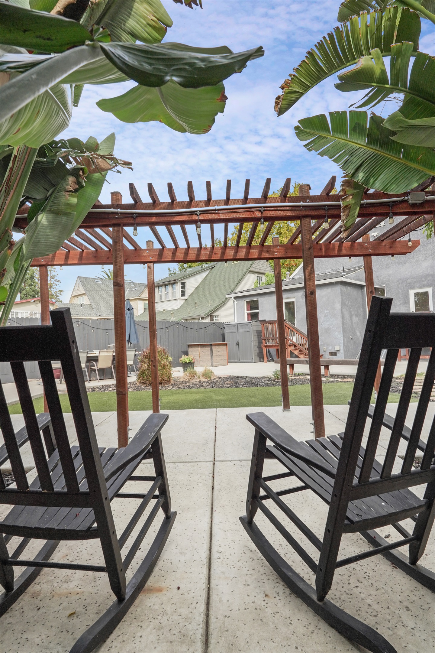 Relax in the large backyard with a cup of coffee in the morning or a glass of wine in the evening!