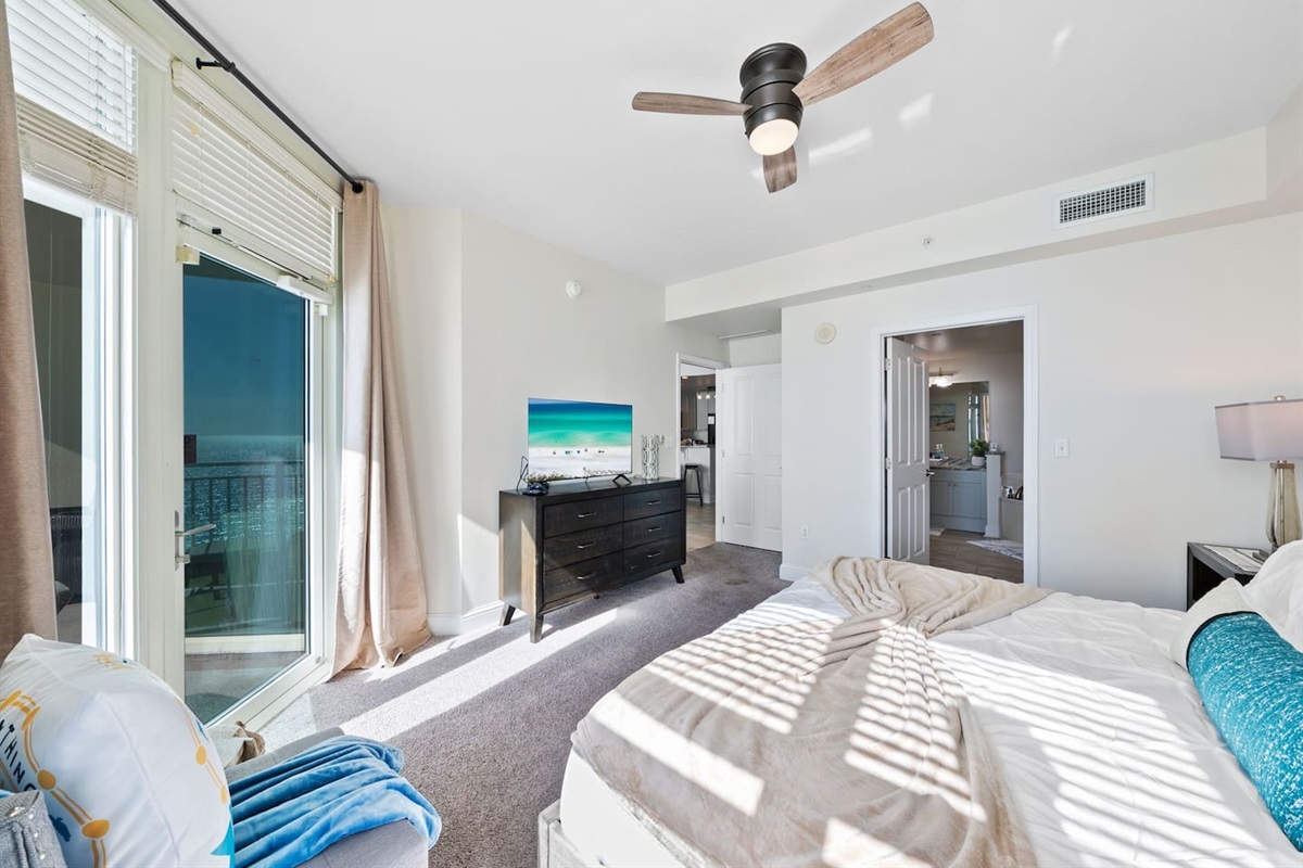Master king suite with en suite bathroom, beach view and balcony access!