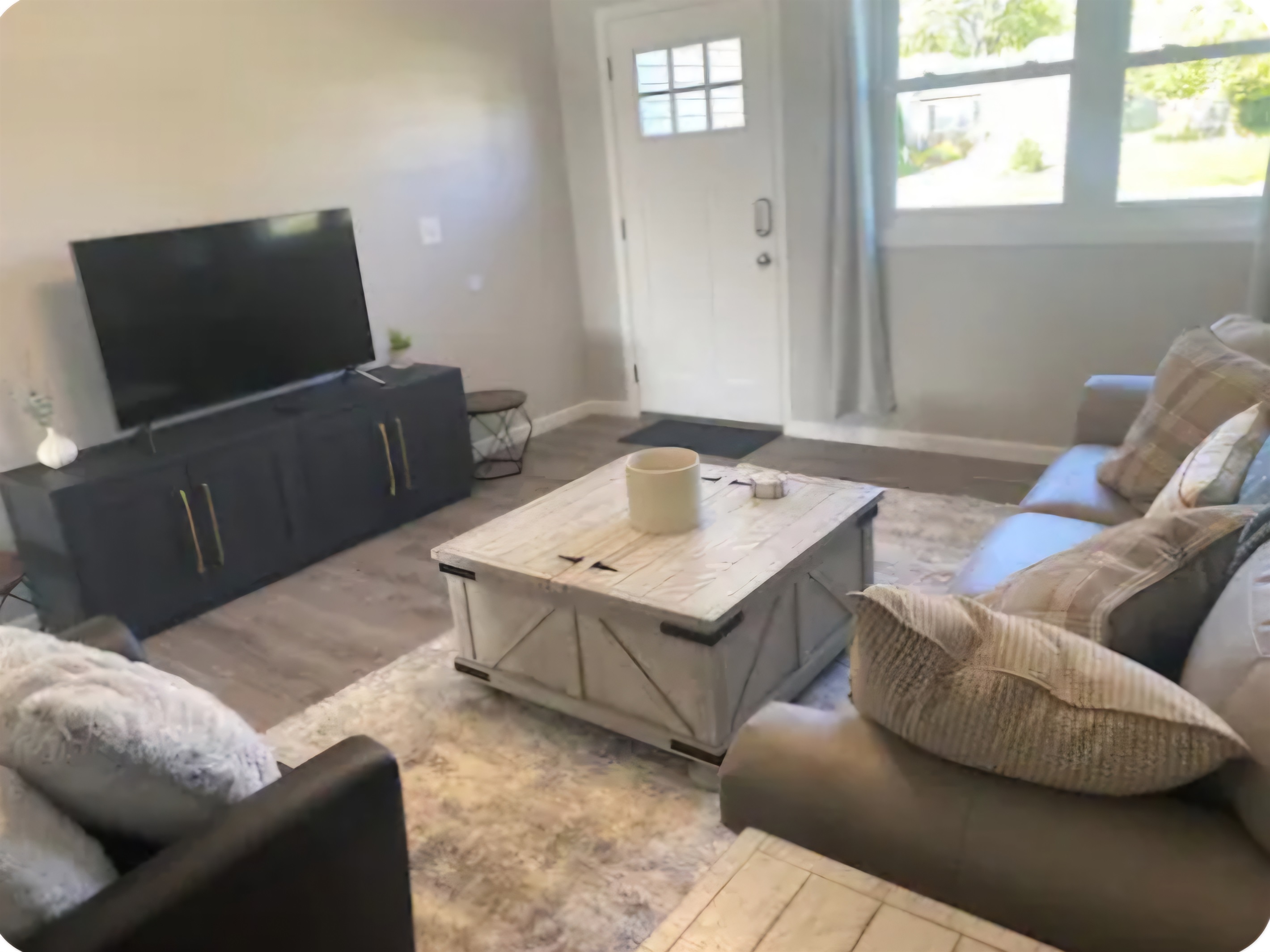 Living Room/Entry