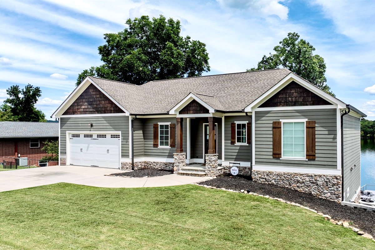 Front Exterior / Yard