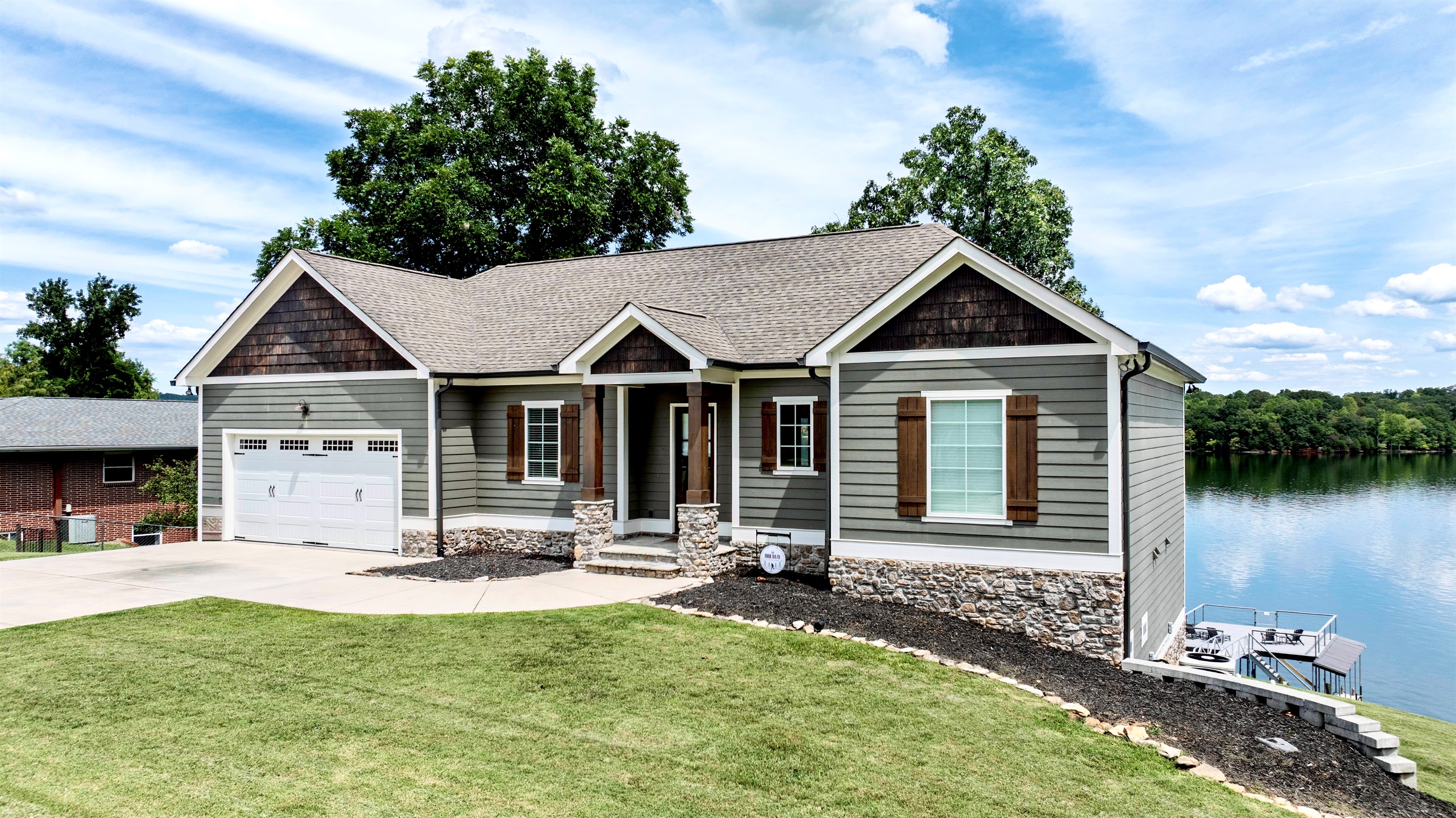 Front Exterior / Yard