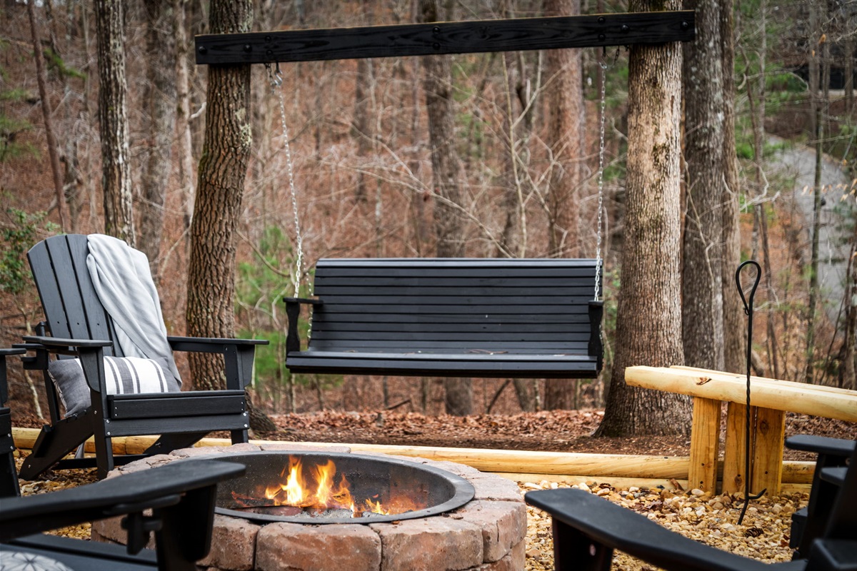 The cabin also features a firepit—warm up by the fire and create unforgettable memories outdoors 🔥