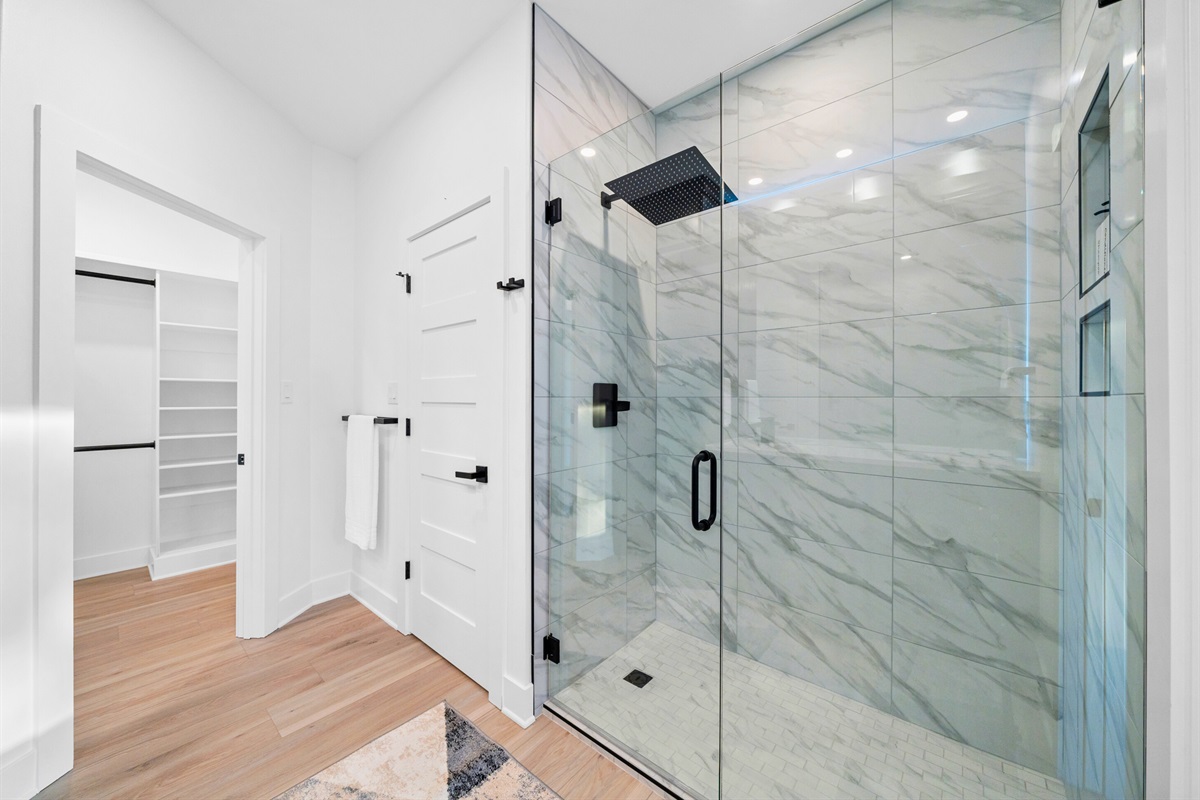 Refresh and recharge in this sleek, spacious shower. Every day feels like a spa day.