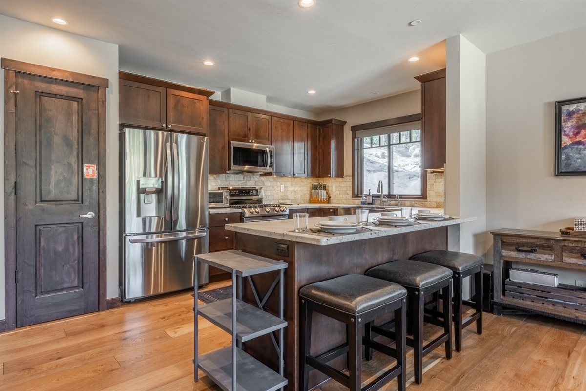 The massive kitchen peninsula is your all-day hangout spot—perfect for après-ski drinks, pre-adventure breakfasts, and everything in between.