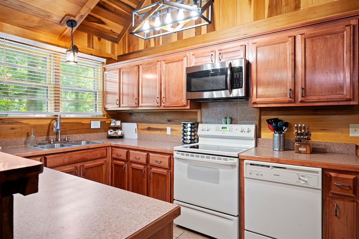 Kitchen | Fully Stocked | Pot and Pans