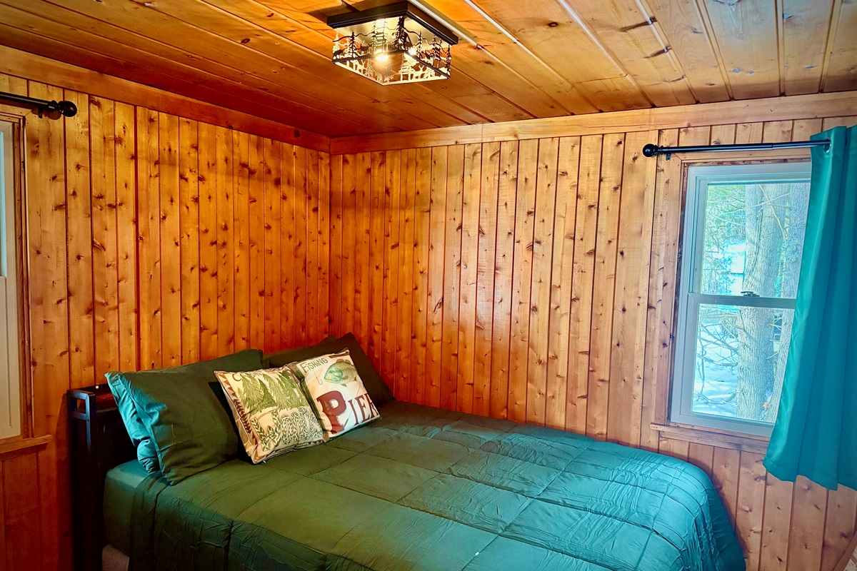 Queen size bedroom w/dresser and closet space.