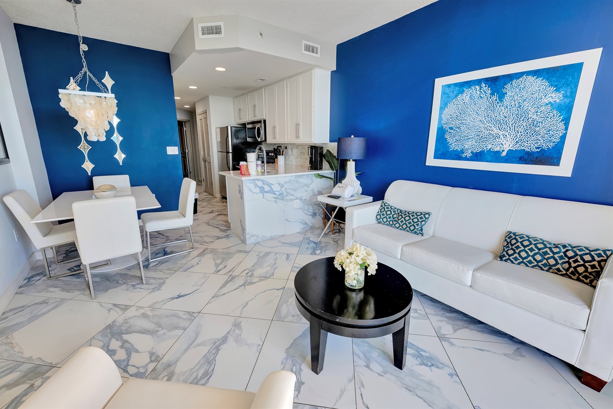 Living Room with Stunning Views🌊☀️