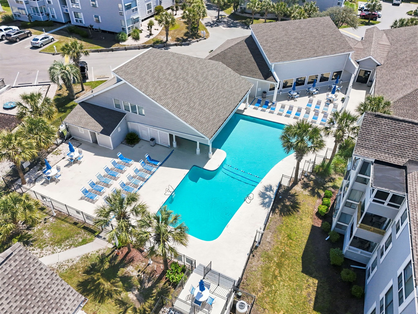 Beautiful pool & clubhouse