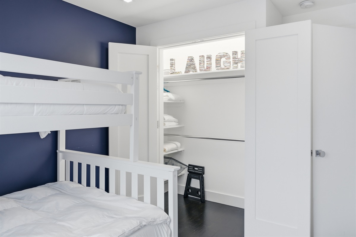 Bunk Room Guest Room - Closet - Twin over Full with Twin Trundle