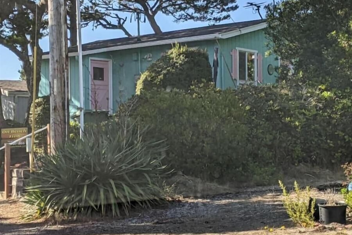 stairs to front of house