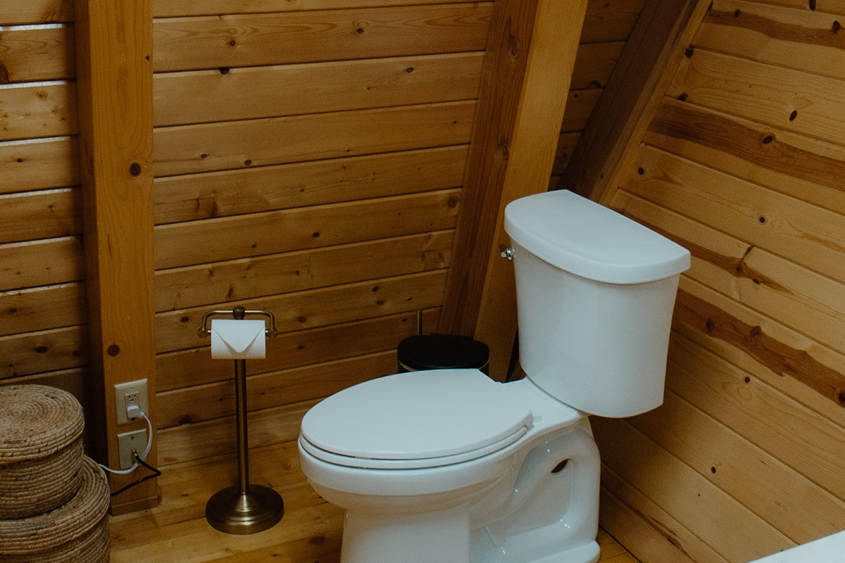 Modern half bathroom with rustic cabin charm and stylish finishes. Clean and comfortable amenities in this White Mountains retreat. Perfect for families and groups near Show Low. Convenient location close to Pinetop dining, hiking, and fishing.
